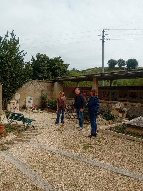 Gubetti, l'assessora all'ambiente Appetitti e il consigliere capo gruppo di FDI Bucchi  durante una ricognizione presso il cimitero di Ceri.