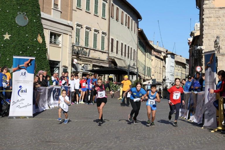 la partenza degli staffettisti più giovani