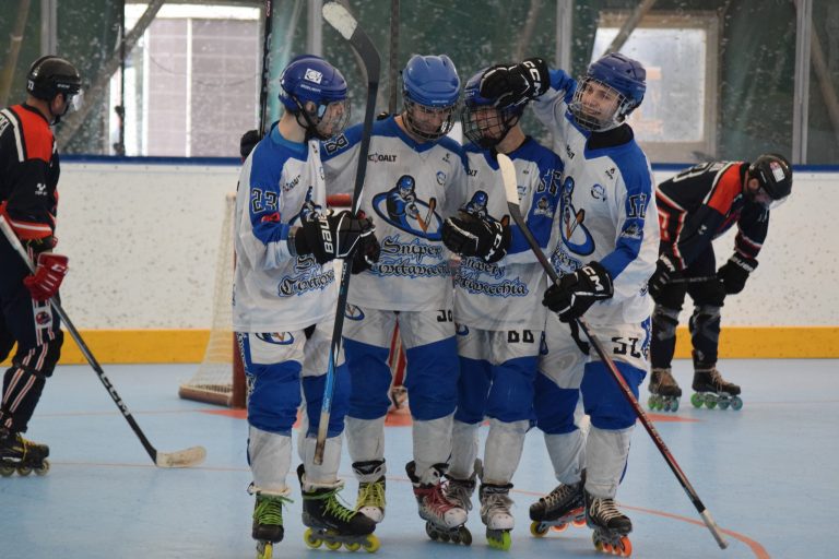 Gli Snipers festeggiano dopo un gol