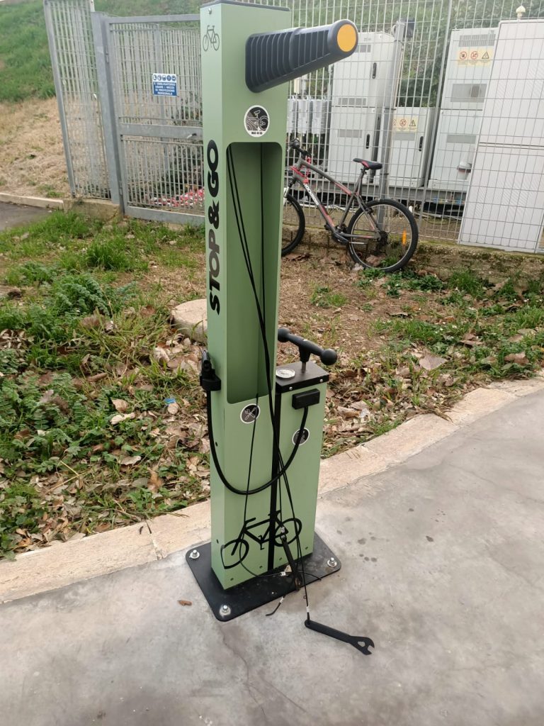 foto atto vandalico cerenova ciclo-officina