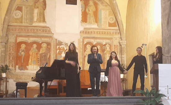 Gli artisti ricevono gli applausi