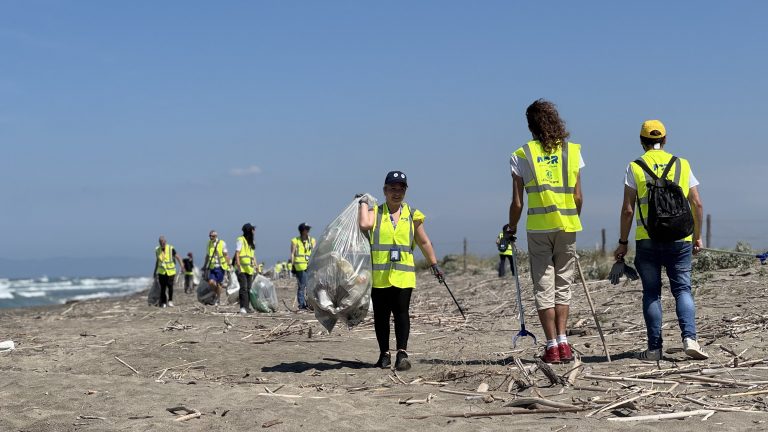 Legambiente e ADR a Fiumicino per ripulire la spiaggia di Coccia di Morto (2)