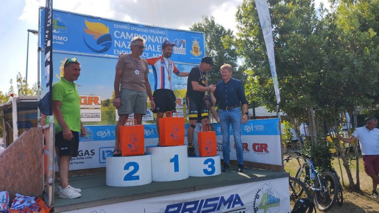 Mtbsan 12062025 Il podio vincente di Giammarchi con la maglia di campione nazionale a Fermo