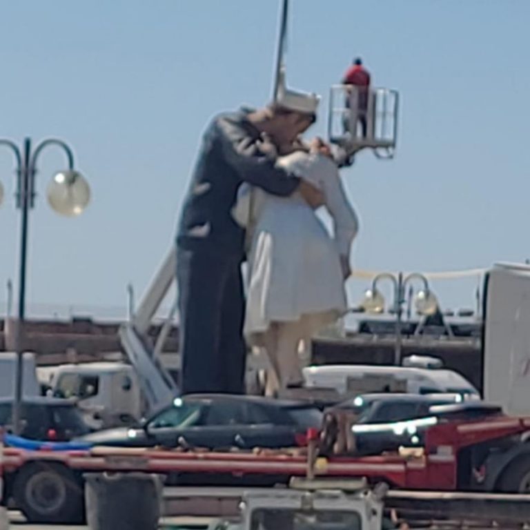 statua bacio parcheggio sm