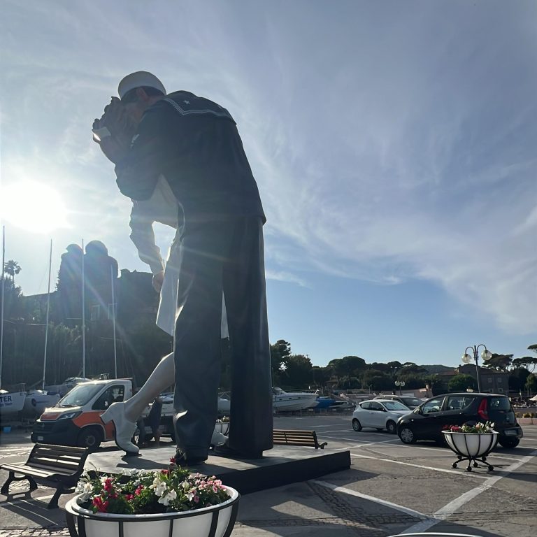 statua bacio santa marinella