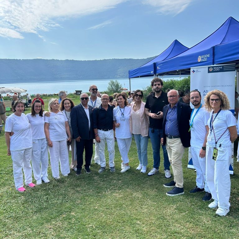 anziani in festa al lago