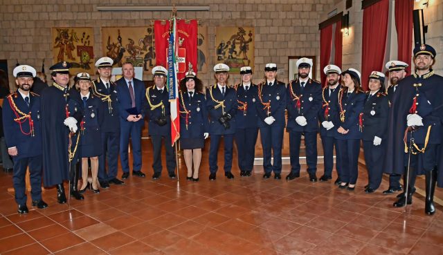 Il sindaco Francesco Sposetti e gli agenti della Polizia Locale di Tarquinia