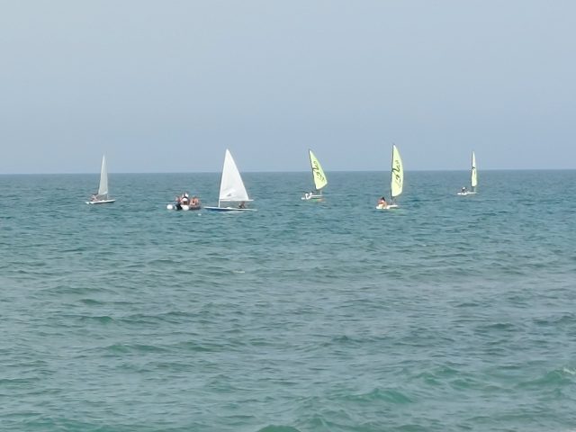 Foto Scuola Vela alunni in barca (1)