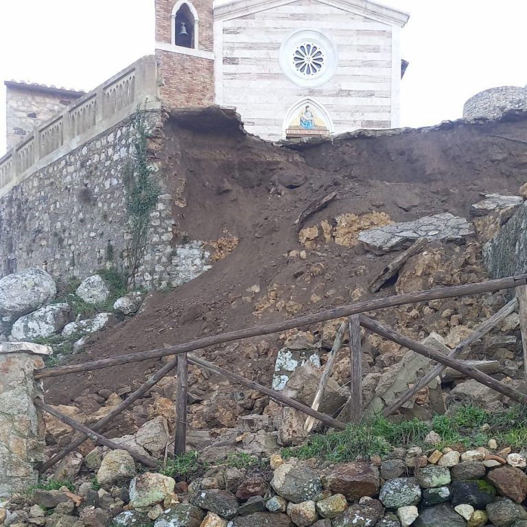 rocca tolfa smottamento