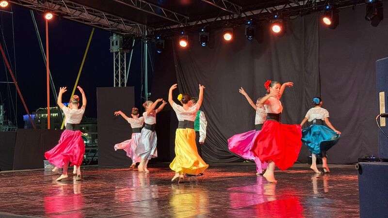 "Sere d'Estate" anima la Darsena: successo per la danza, stasera il tributo a Renato Zero