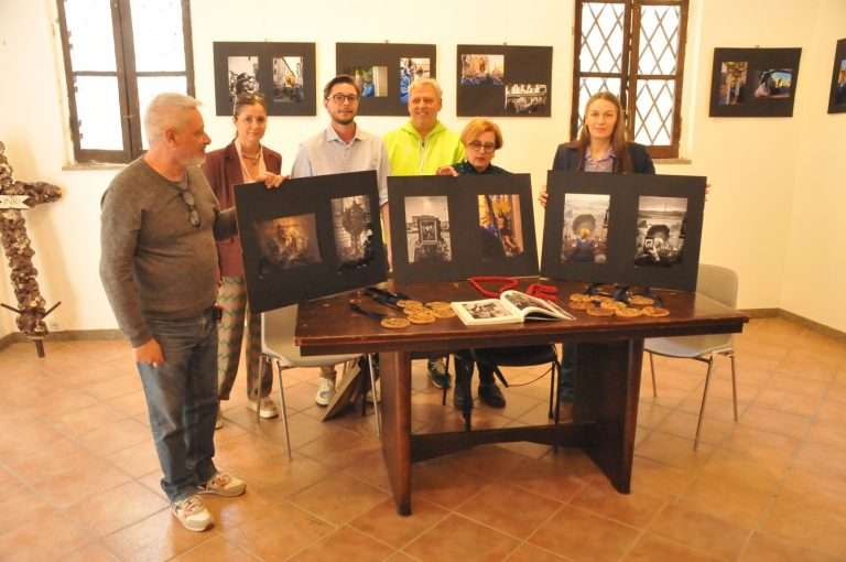 I pannelli con le foto vincitrici - da sinistra Vincenzo Quondam - Roberta Piroli - Emanuele Scomparin - Giancarlo Milioni - Antonietta Valerioti - Sara Corridoni