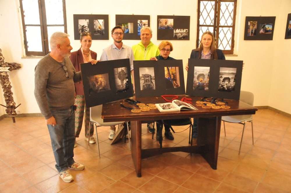 I pannelli con le foto vincitrici - da sinistra Vincenzo Quondam - Roberta Piroli - Emanuele Scomparin - Giancarlo Milioni - Antonietta Valerioti - Sara Corridoni