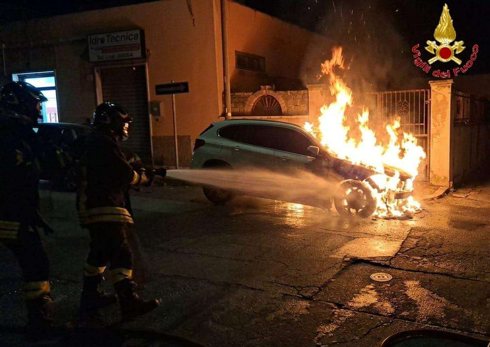 auto in fiamme via benci e gatti CV