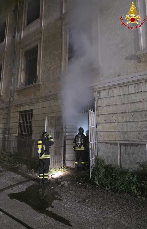 Civitavecchia. Incendio nella notte alla caserma Stegher; magazzino distrutto dalle fiamme