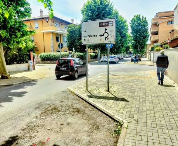 Ladispoli, il PD attacca sui marciapiedi: “Progetto sbagliato, così si sprecano soldi pubblici”