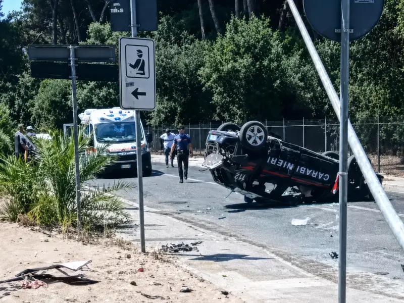 Fregene, si ribalta un'auto dei Carabinieri durante un inseguimento (
