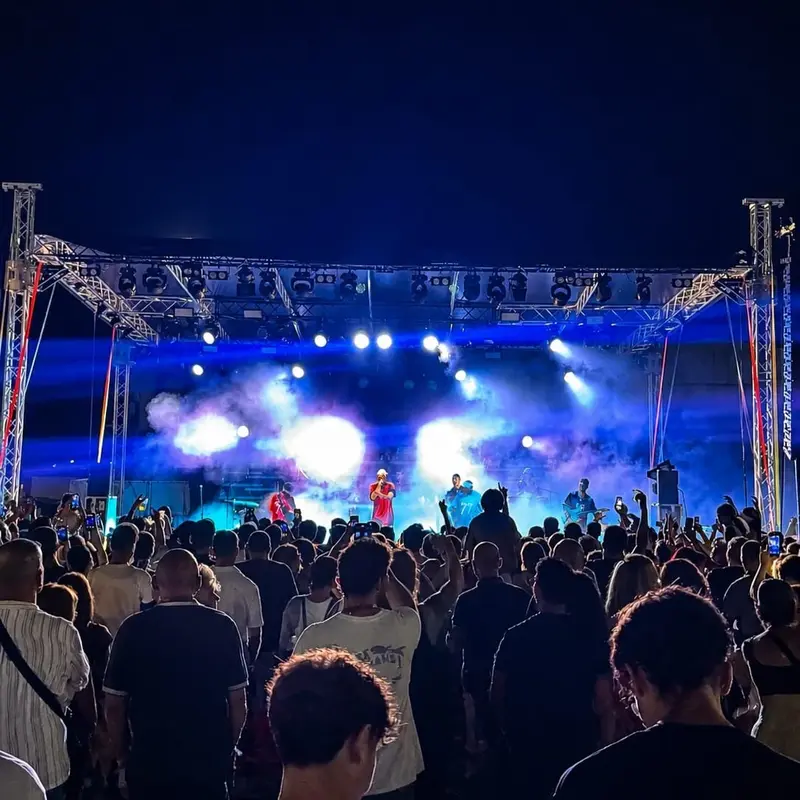 Clementino conquista Fiumicino: la Darsena si trasforma in una grande festa tra musica, emozioni e migliaia di persone