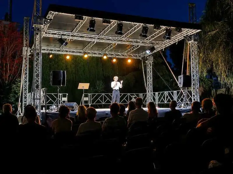Civitavecchia. Edoardo Prati conquista il pubblico, ma la promozione non è all'altezza: la cultura merita una platea piena