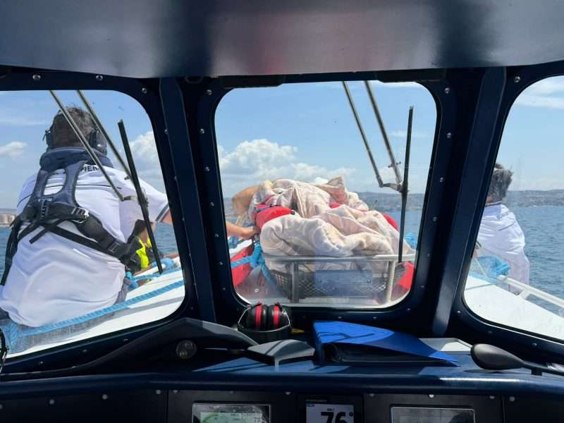 soccorso d'emergenza per pescatore ferito