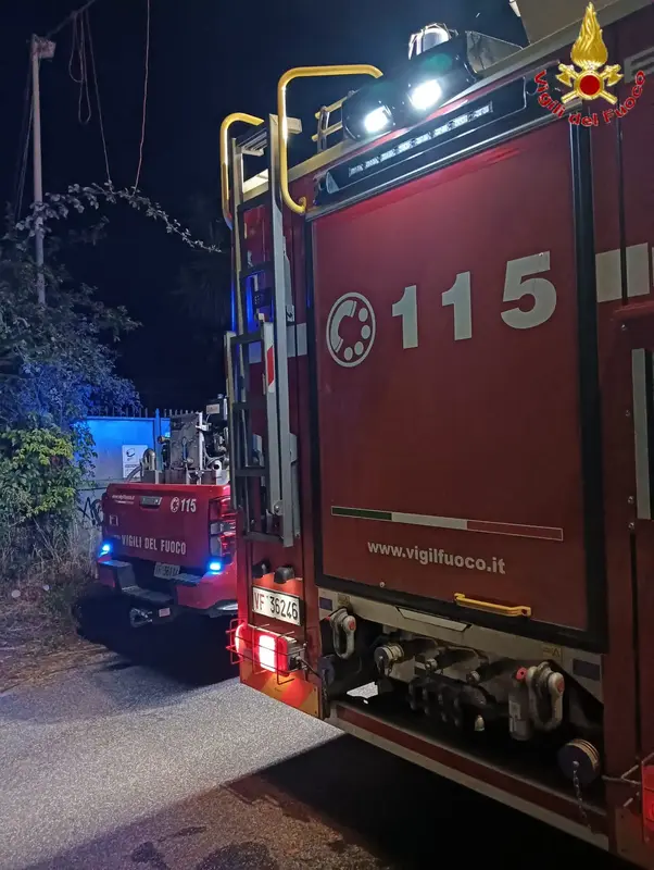 anta Marinella. Auto in fiamme nella notte a Santa Severa, intervento dei Vigili del Fuoco evita danni alla palazzina