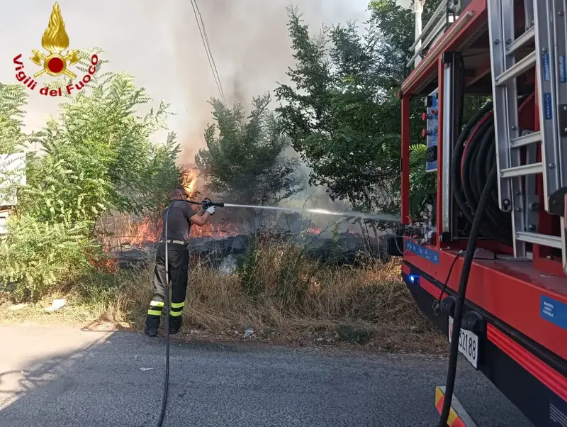 incendio di sterpaglie in via del Bottagone: vigili del fuoco evitano che le fiamme raggiungano case e auto