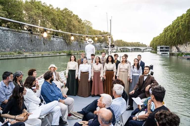 Fitzcarraldo sul Tevere: Roma diventa teatro