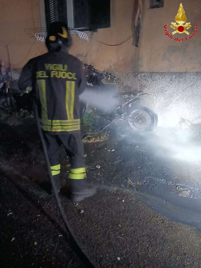 Incendio a Civitavecchia, moto in fiamme all’alba: indagini in corso