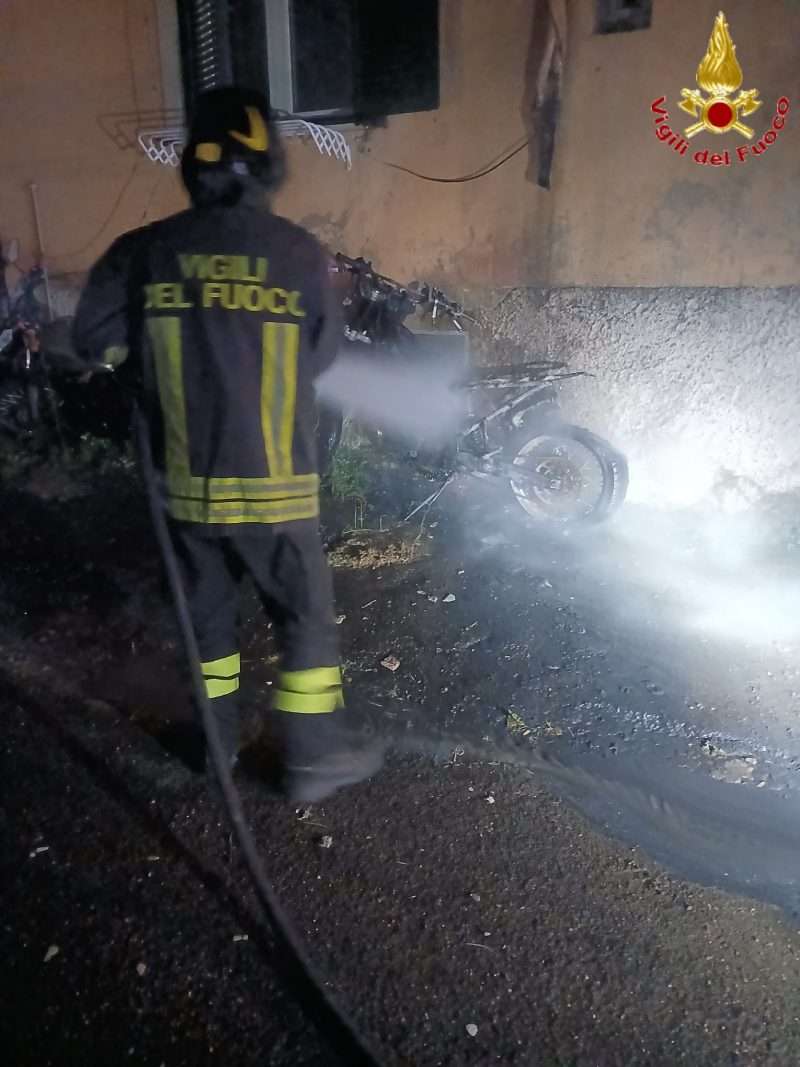 Incendio a Civitavecchia, moto in fiamme all’alba: indagini in corso