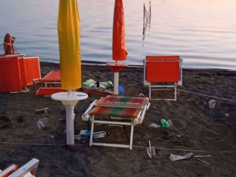 Notte di San Lorenzo, rifiuti e vandalismo sul Lago di Bracciano