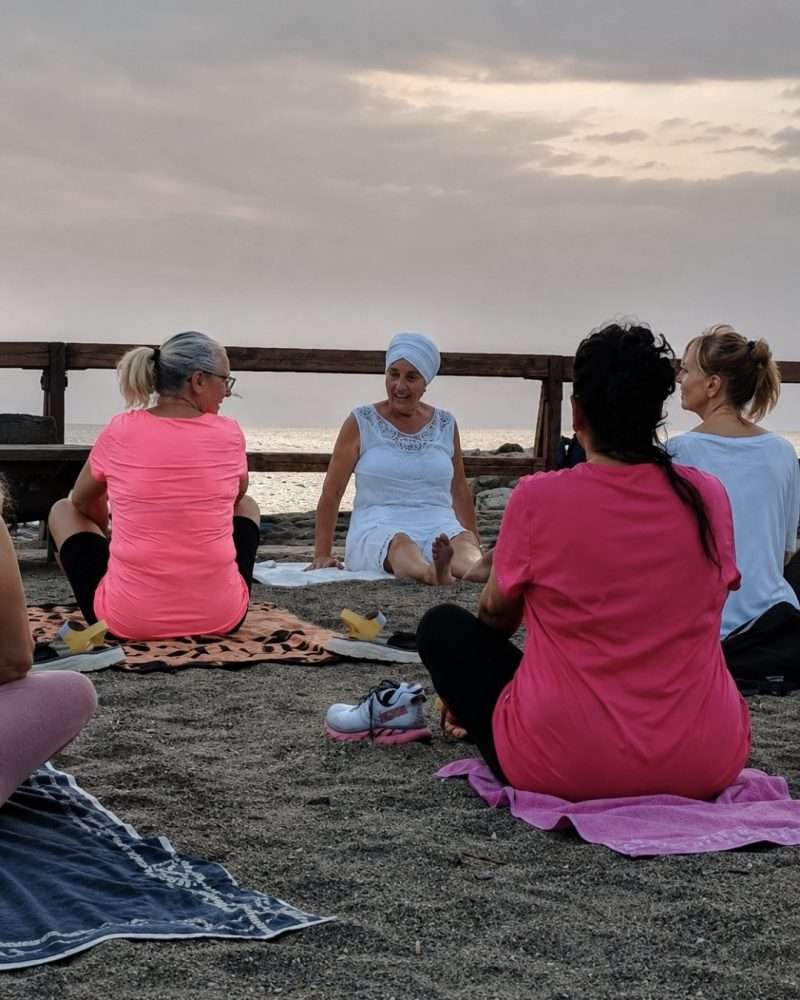 Yoga al tramonto sul mare di Tarquinia: un’esperienza di benessere e socialità