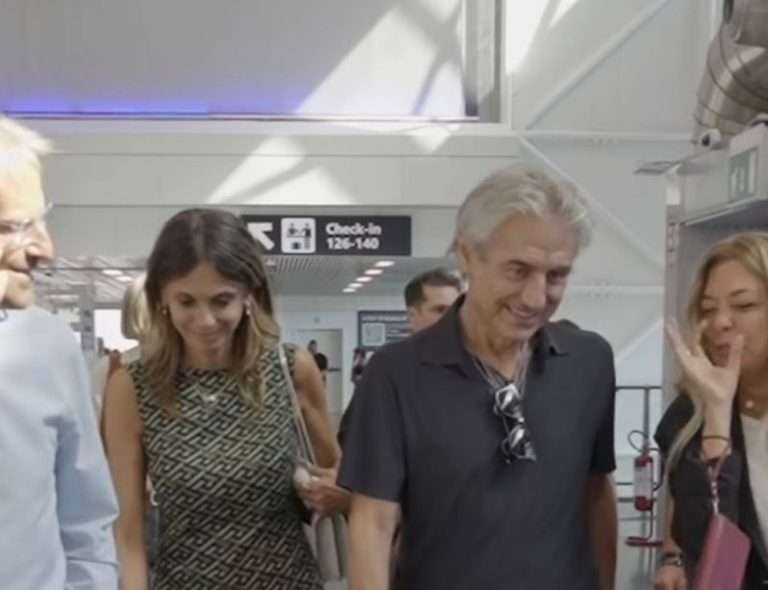 Ligabue a Fiumicino, bagno di folla per il cantautore