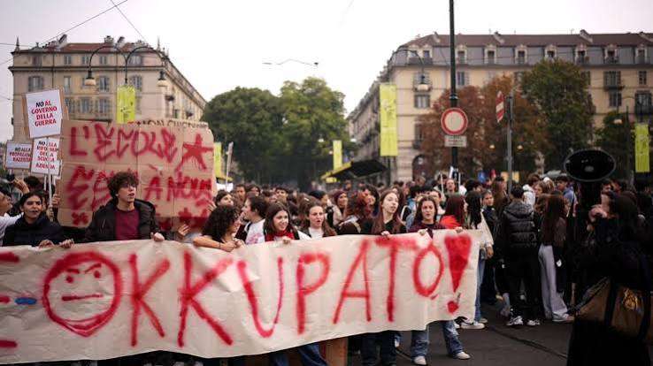 Studenti in piazza a Roma, scuole bloccate contro il Governo