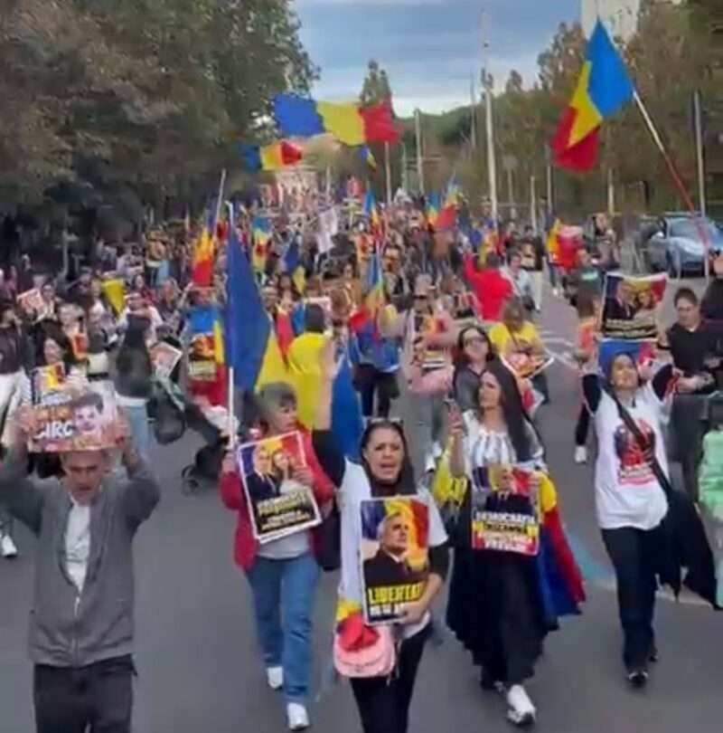 Roma, manifestazione della comunità romena per la democrazia