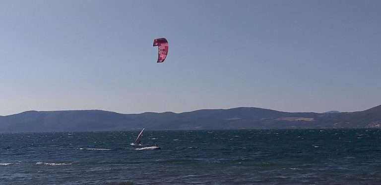Kitesurf sul lago di Bracciano, 40enne grave dopo l’incidente
