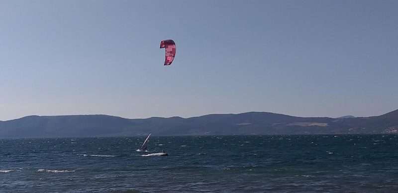Kitesurf sul lago di Bracciano, 40enne grave dopo l’incidente