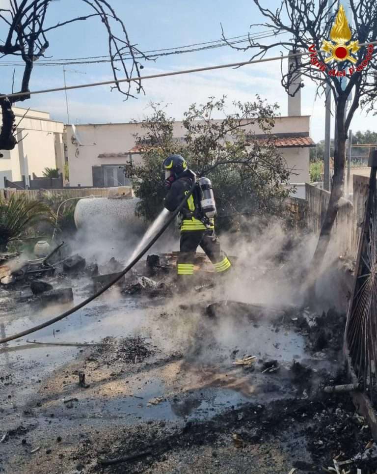 Santa Marinella, incendio in via Marche: a fuoco un ricovero attrezzi